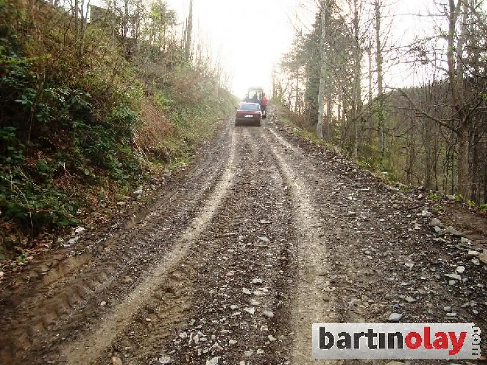 Çamurda Çıkamayan Araçları Traktörler Çekiyor