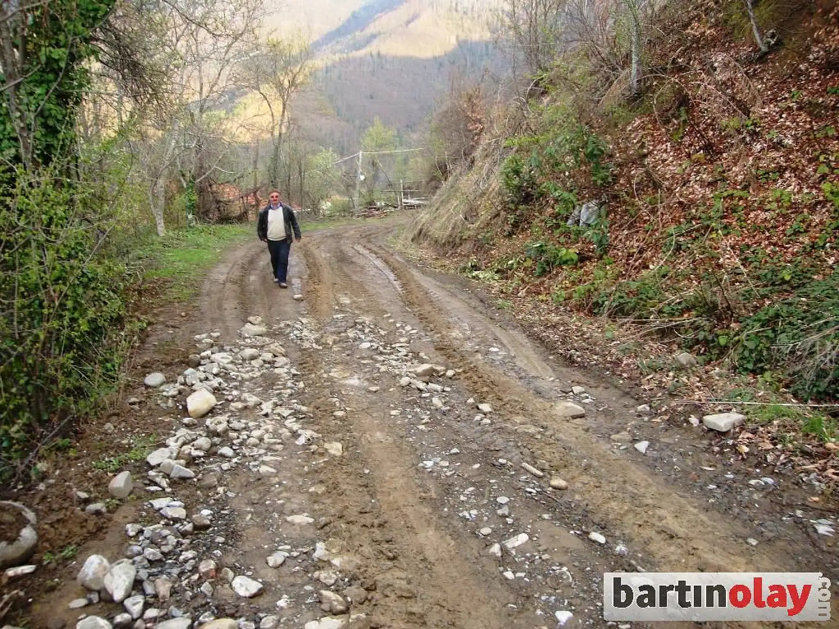 Çamurda Çıkamayan Araçları Traktörler Çekiyor