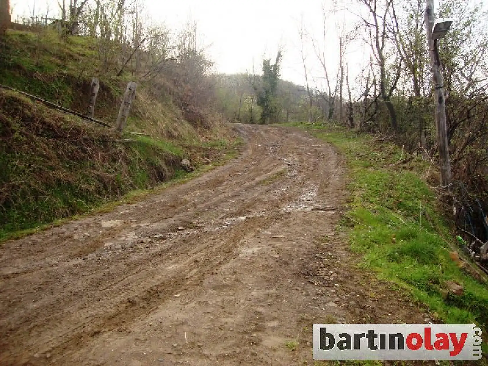 Çamurda Çıkamayan Araçları Traktörler Çekiyor