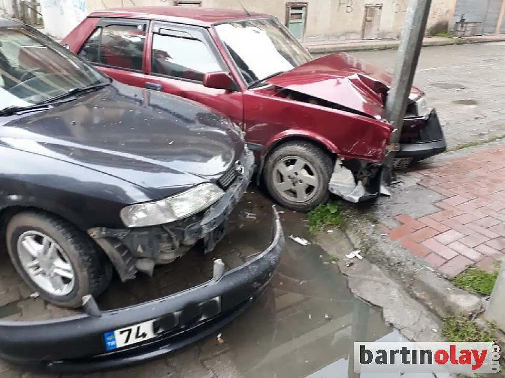 Çarpışan araçlardan bir elektrik direğine vurdu