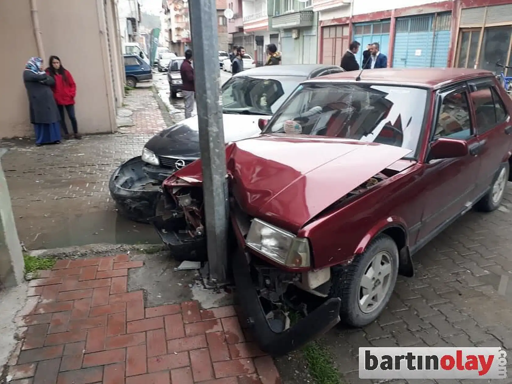 Çarpışan araçlardan bir elektrik direğine vurdu
