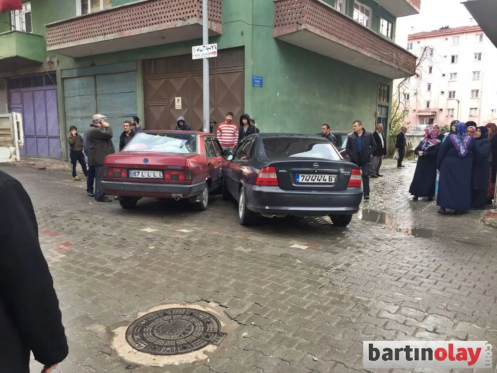 Çarpışan araçlardan bir elektrik direğine vurdu