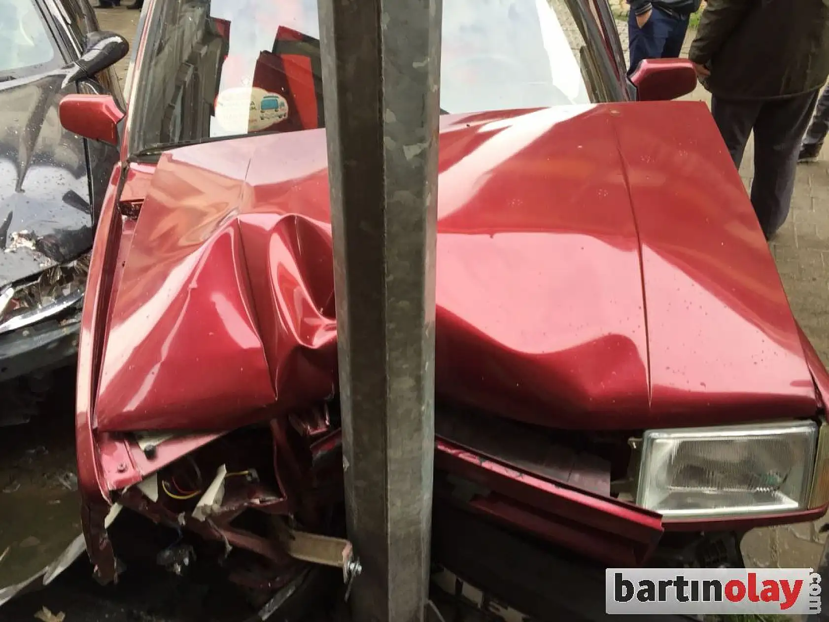 Çarpışan araçlardan bir elektrik direğine vurdu