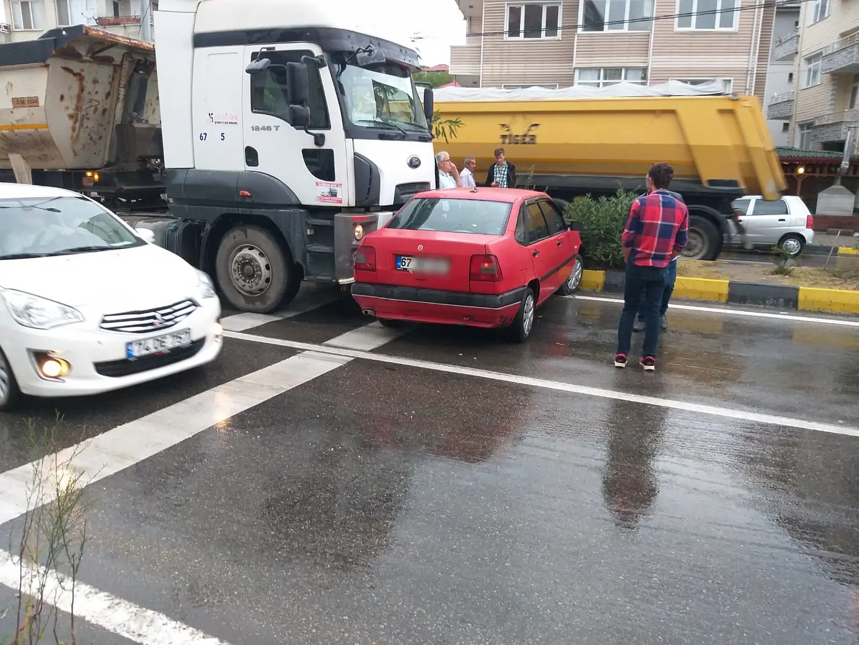 Çatmaca'da kamyonla otomobil çarpıştı