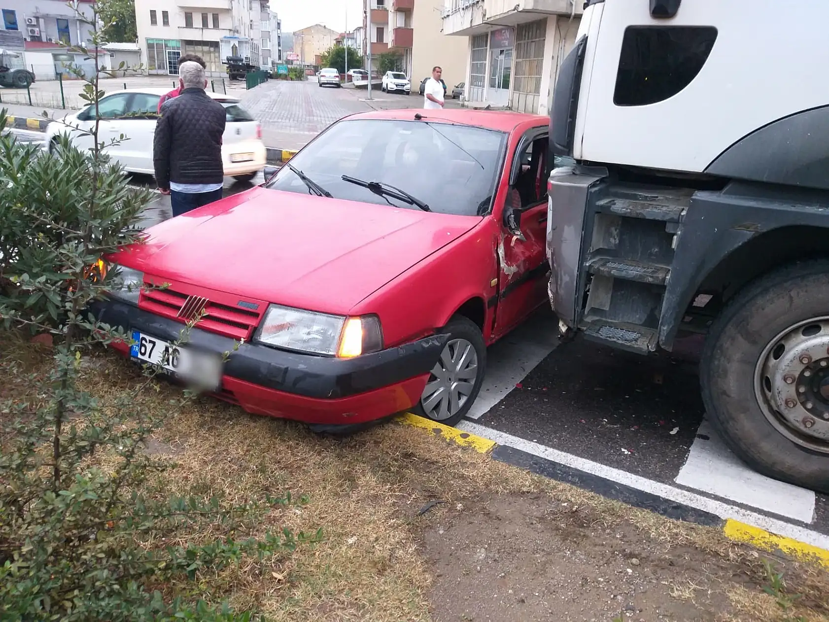 Çatmaca'da kamyonla otomobil çarpıştı