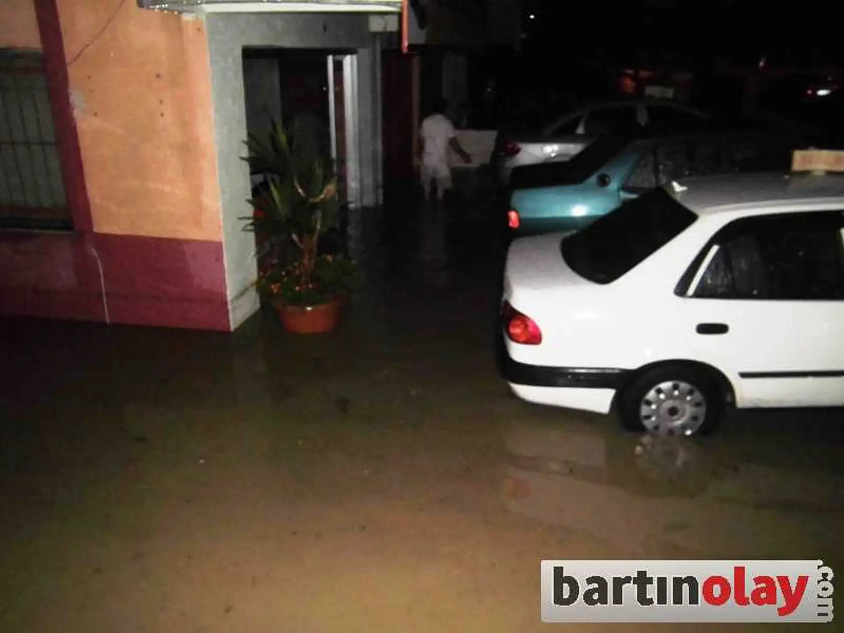 BARTIN'DA EV VE İŞYERLERİ SU ALTINDA KALDI