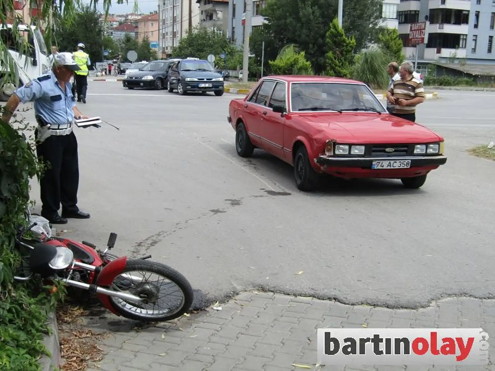 Motosiklet ile Otomobil Çarpıştı