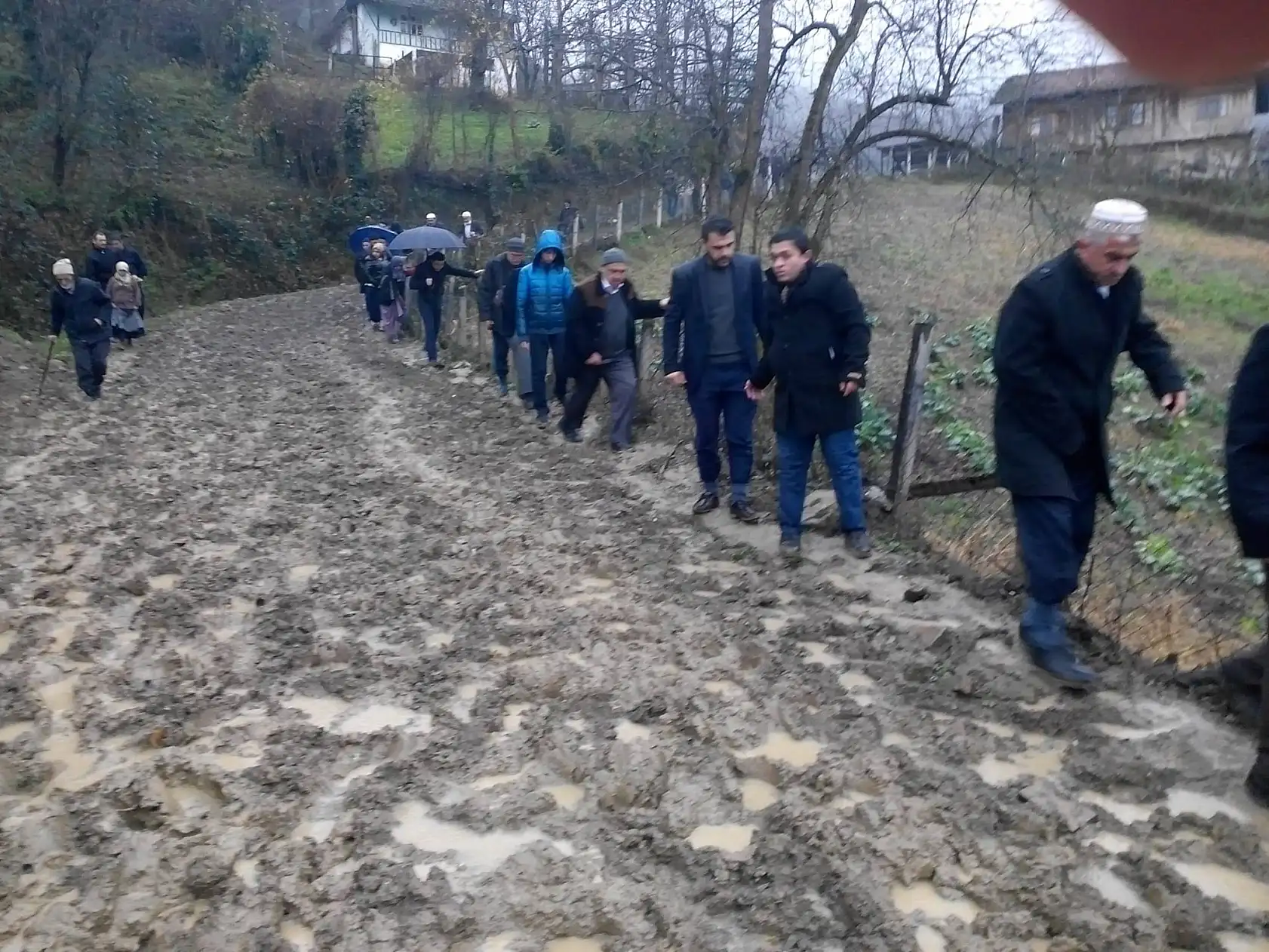 Cenazelerini çamur içinde taşıdılar