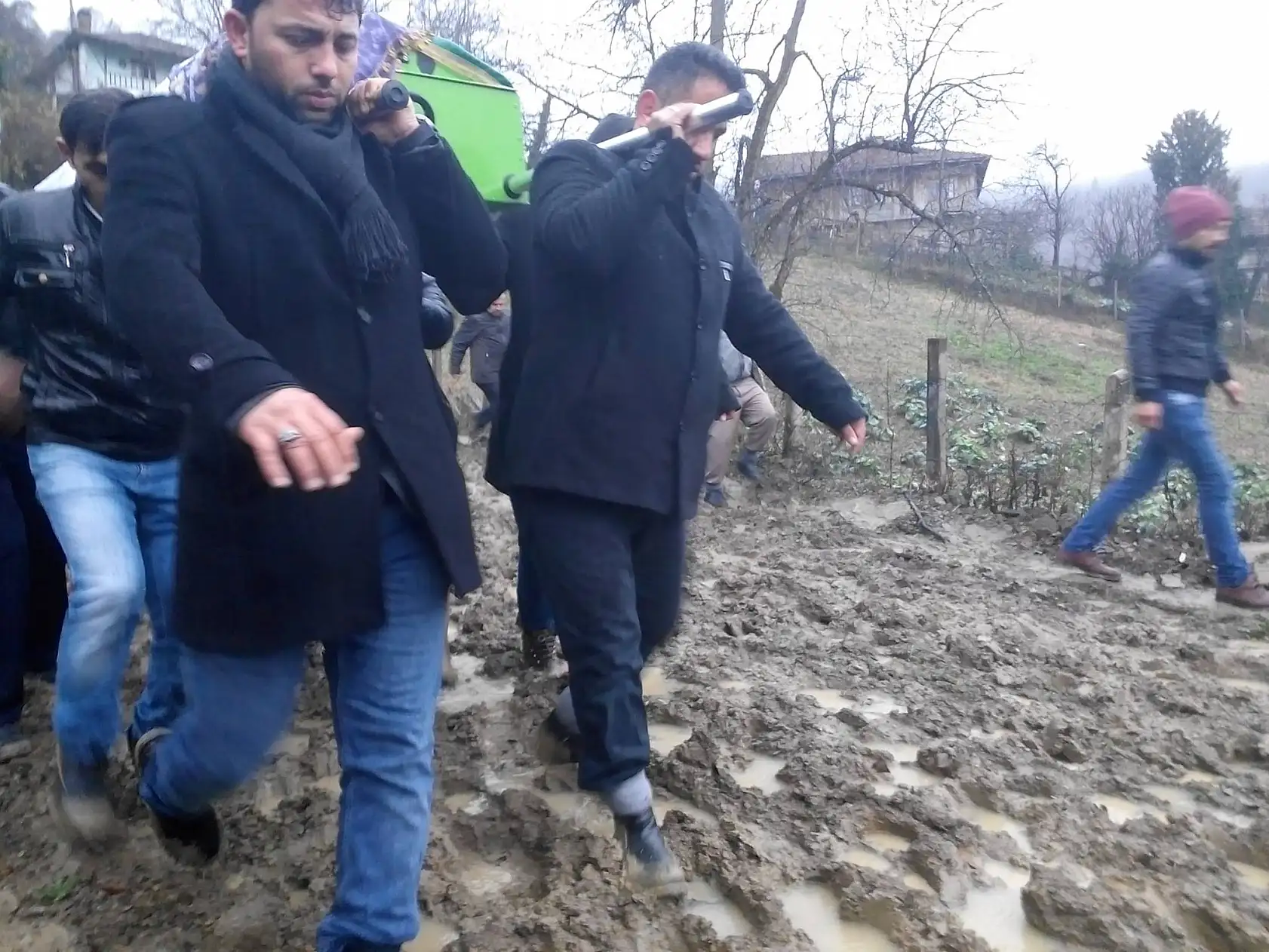 Cenazelerini çamur içinde taşıdılar