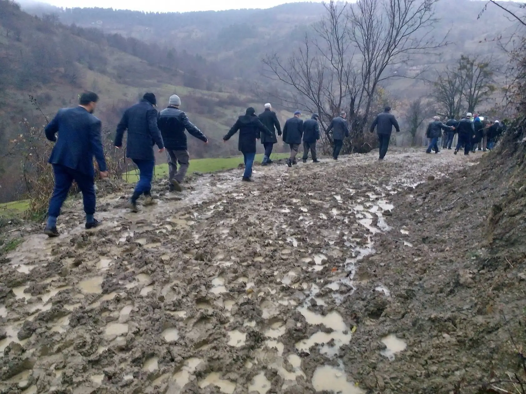 Cenazelerini çamur içinde taşıdılar