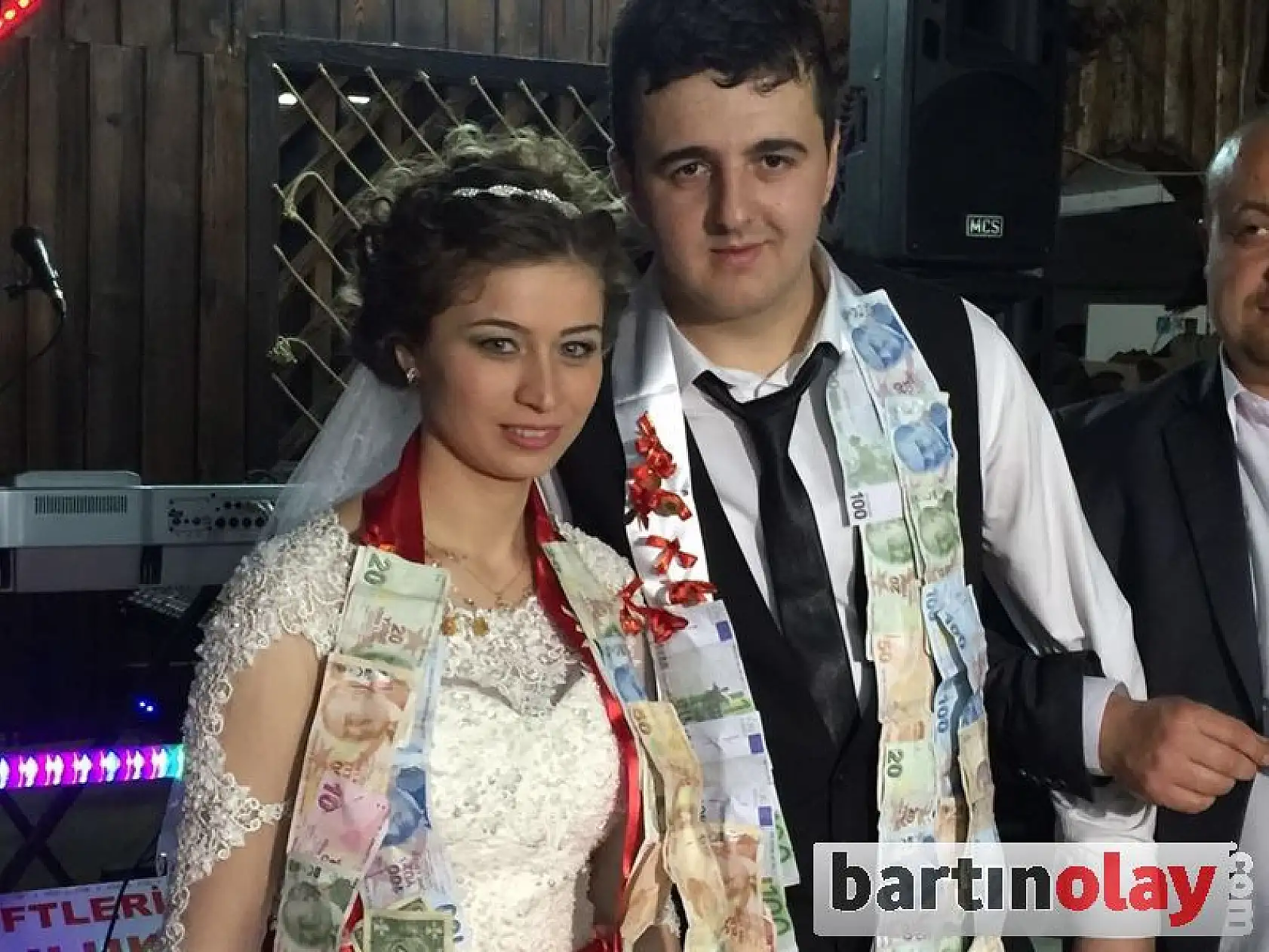 Cezaevinden İzin Aldı, çocukluk aşkıyla evlendi