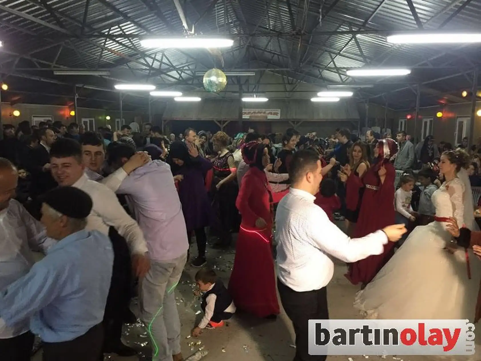 Cezaevinden İzin Aldı, çocukluk aşkıyla evlendi