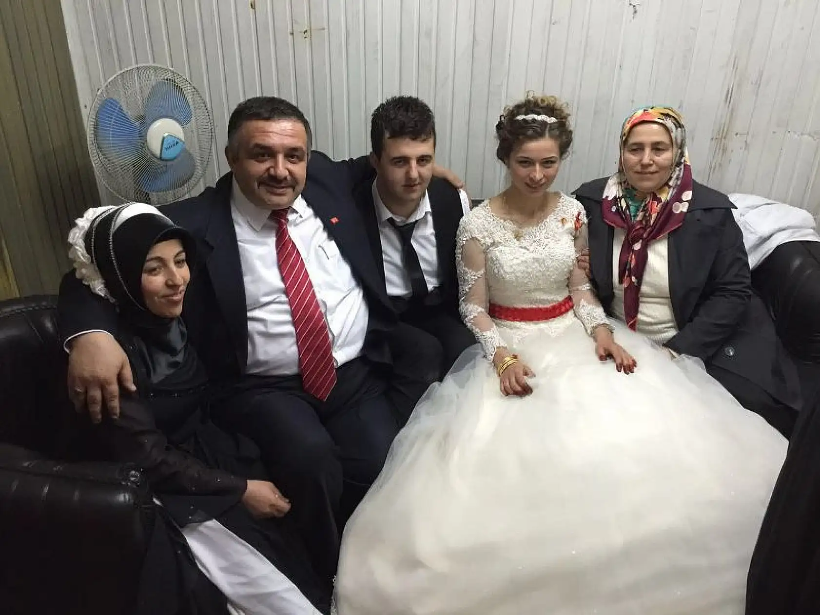 Cezaevinden İzin Aldı, çocukluk aşkıyla evlendi