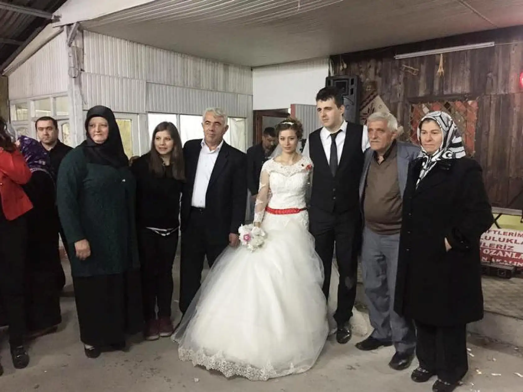 Cezaevinden İzin Aldı, çocukluk aşkıyla evlendi