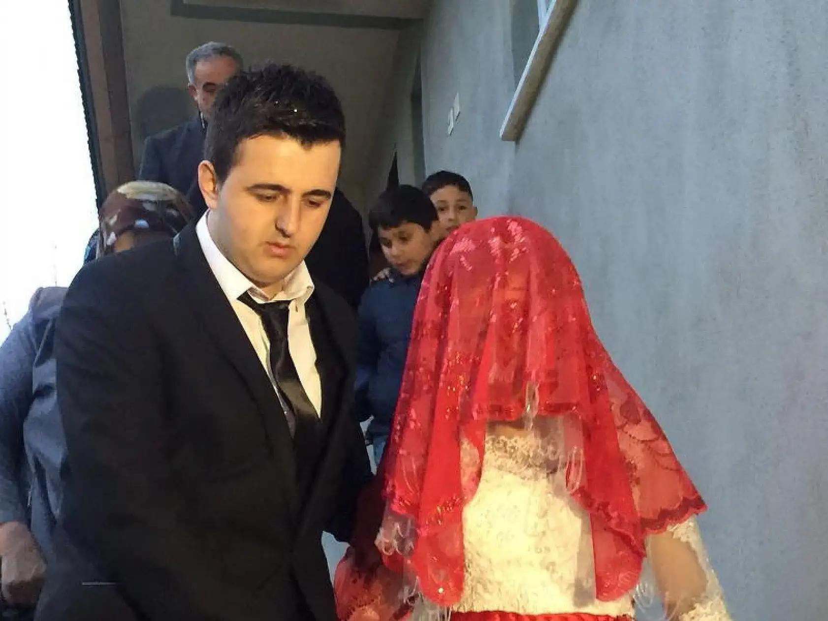 Cezaevinden İzin Aldı, çocukluk aşkıyla evlendi