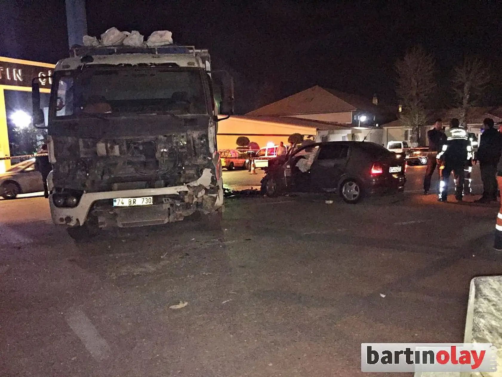 Çimento fabrikası kavşağında feci kaza