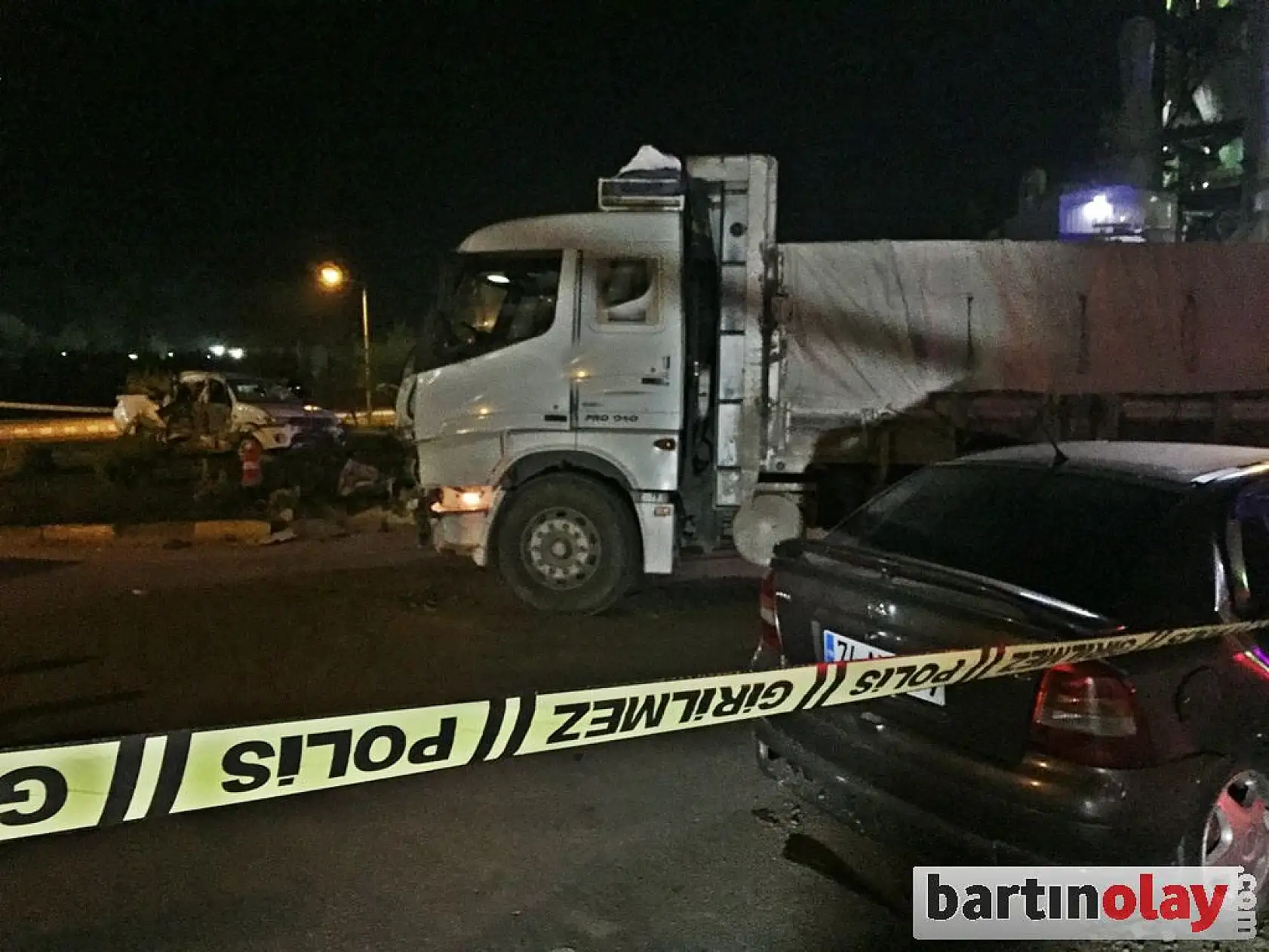 Çimento fabrikası kavşağında feci kaza