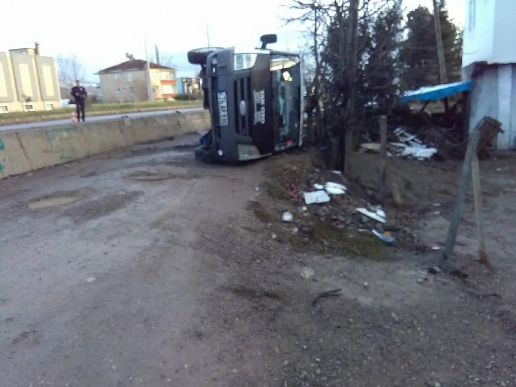 Cipin çarptığı minibüs böyle devrildi, 2 yaralı