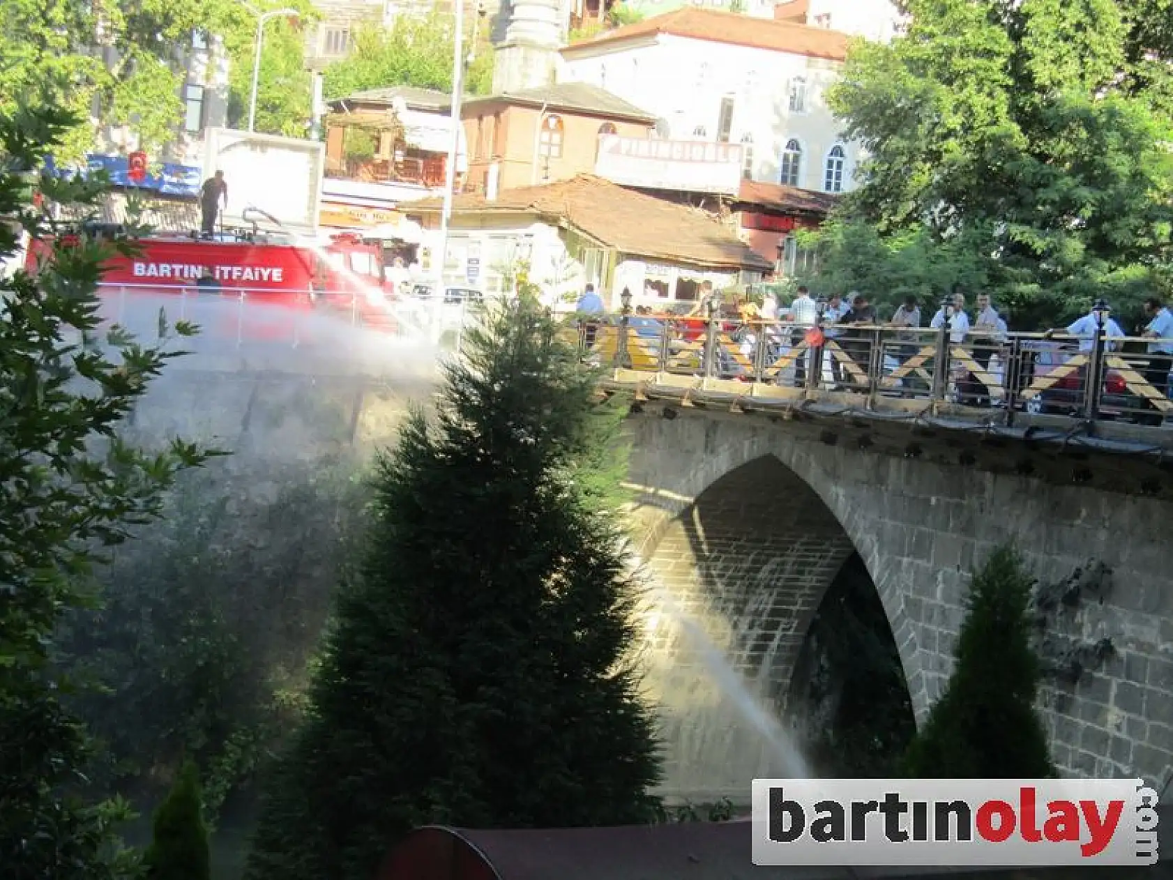 Irmağında balıklar can çekişiyor