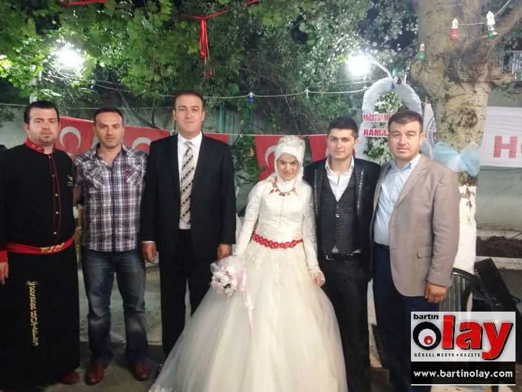 ALAN DAR GELİNCE DAMAT VE BABASI AĞAÇTA OYNADI