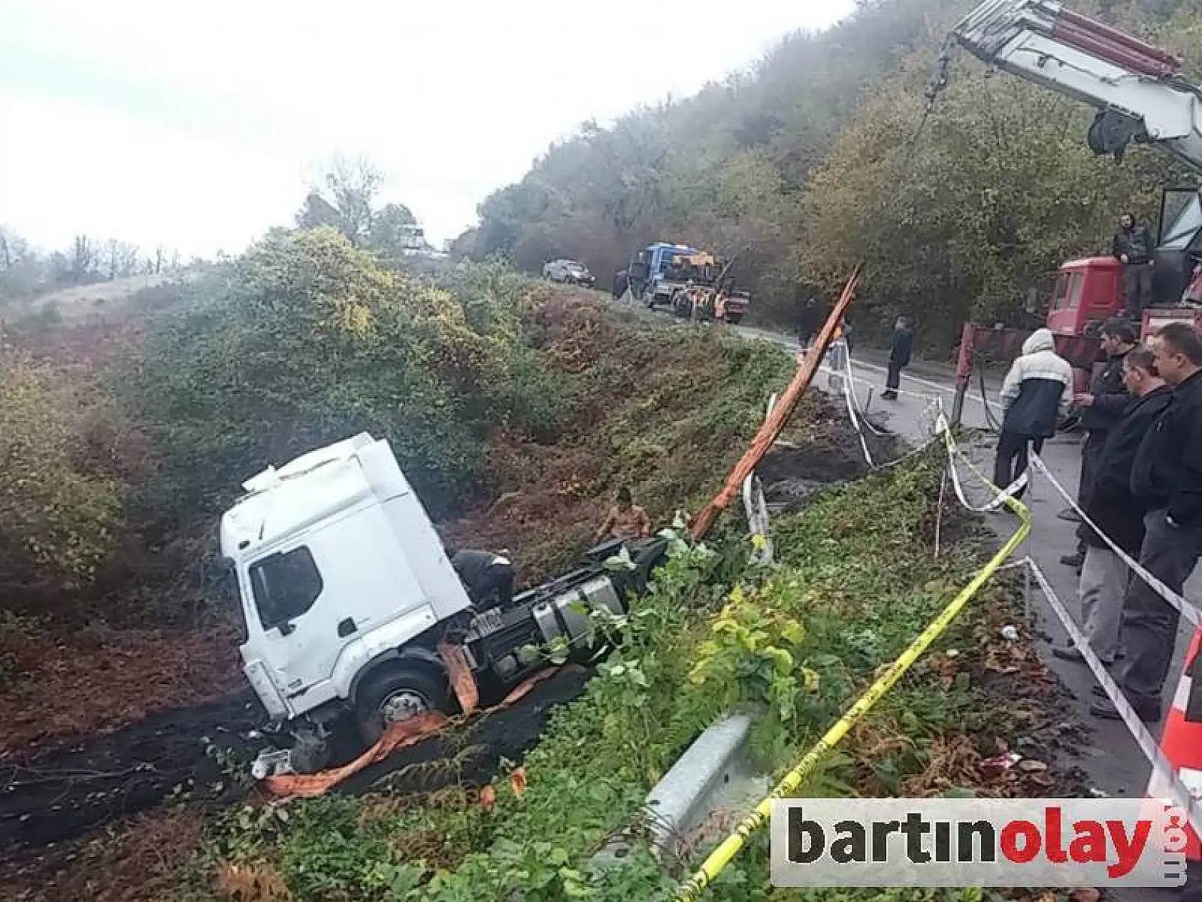Amasra yolunda kömür yüklü tır devrildi