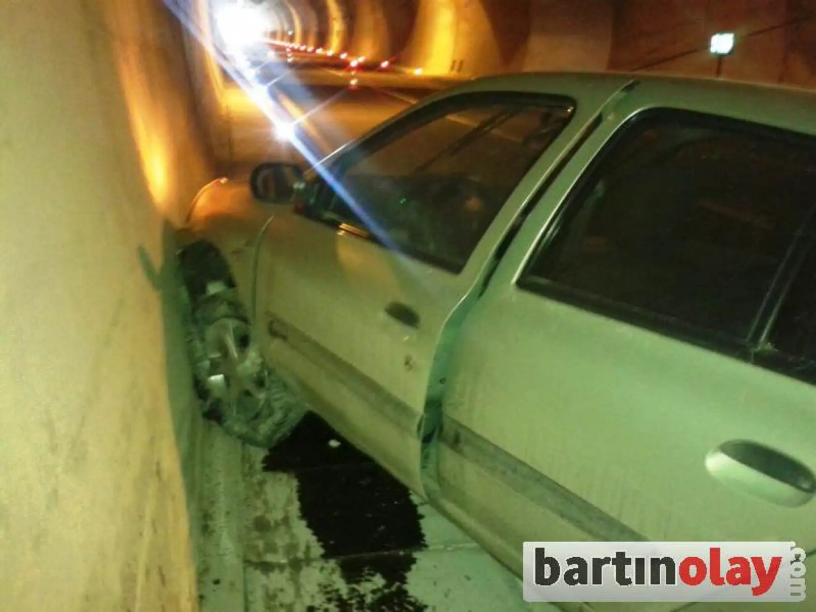 Otomobil Tünel içinde duvara çarptı