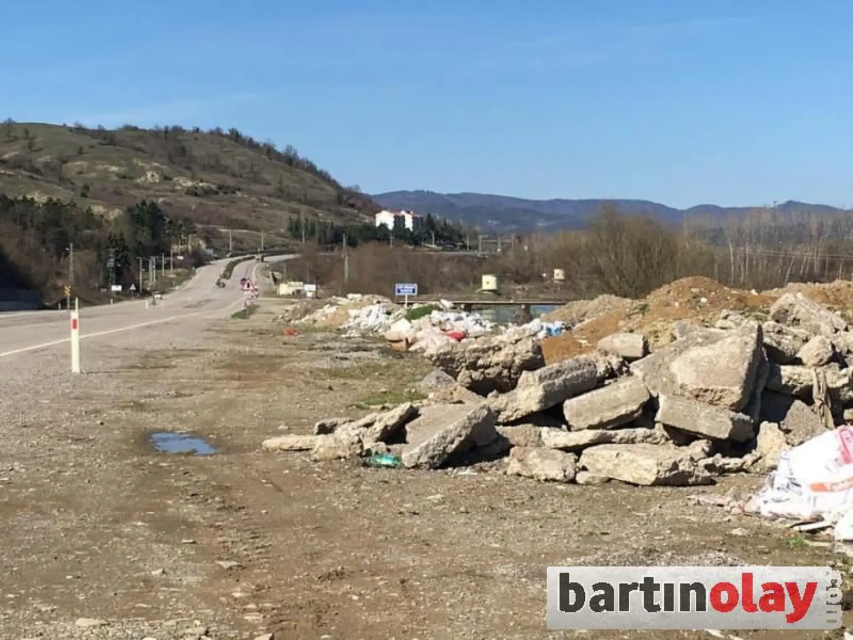 Ana yol kenarı çöplüğe döndü