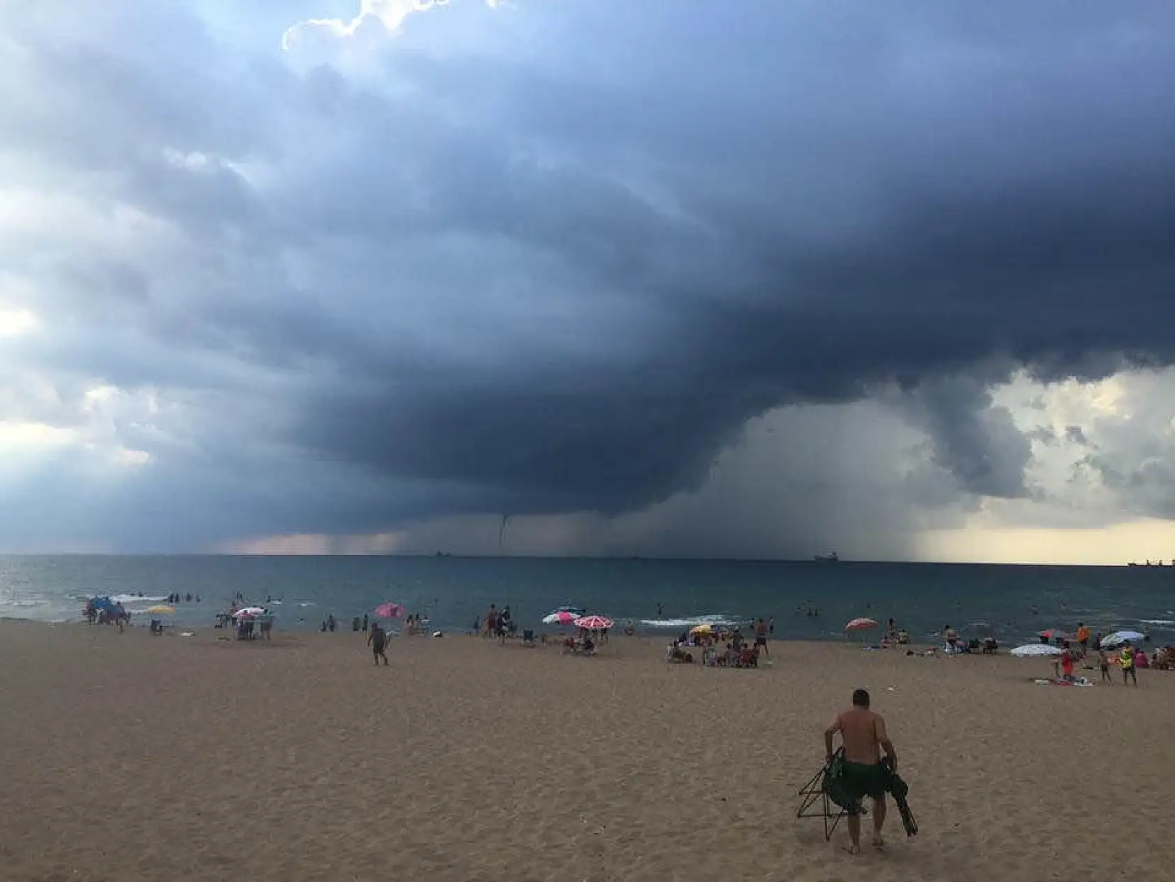 Denizde hortum çıktı, kimse aldırmadı