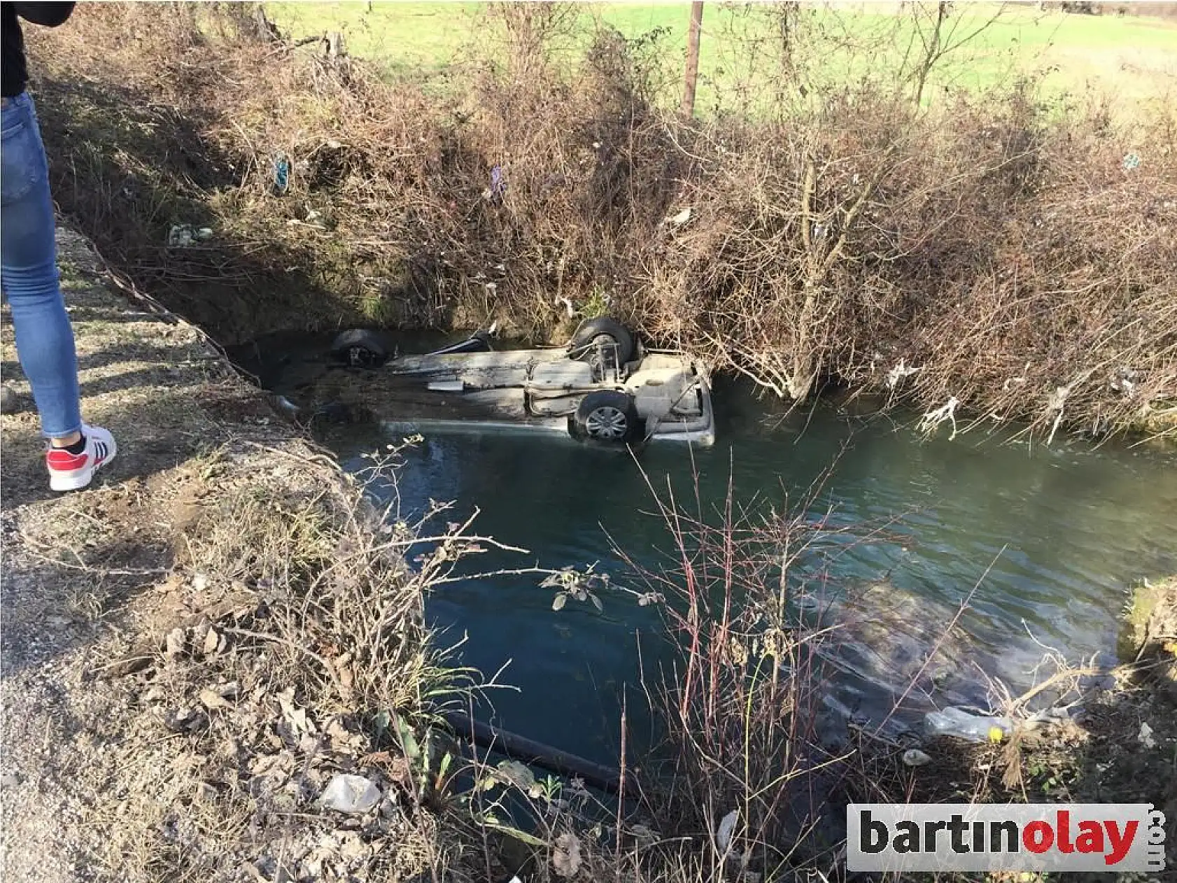 Dereye uçan otomobil suya gömüldü