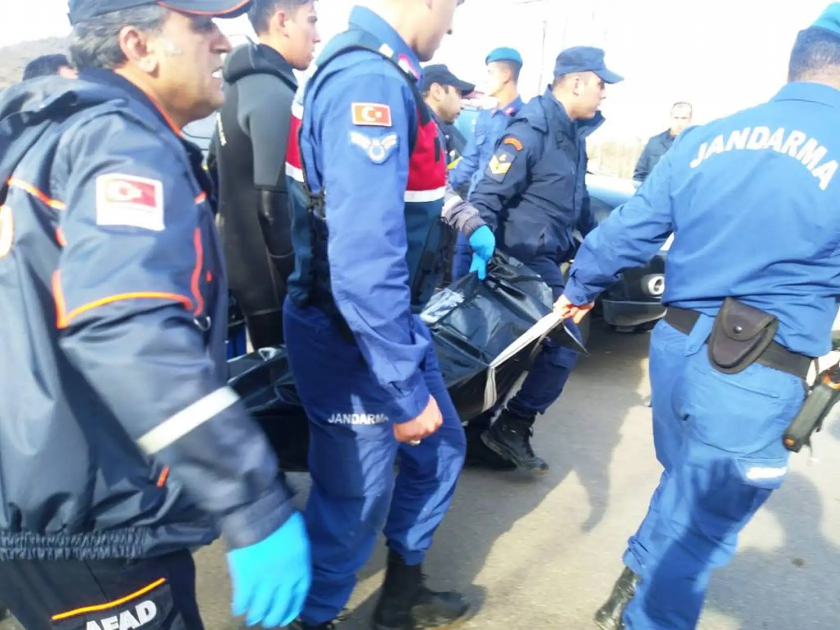 Dereye uçan otomobil suya gömüldü