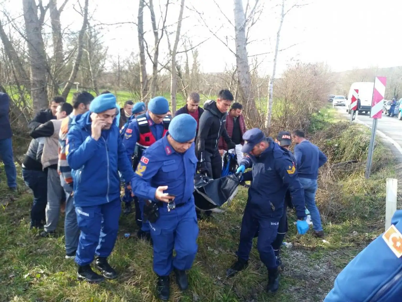 Dereye uçan otomobil suya gömüldü