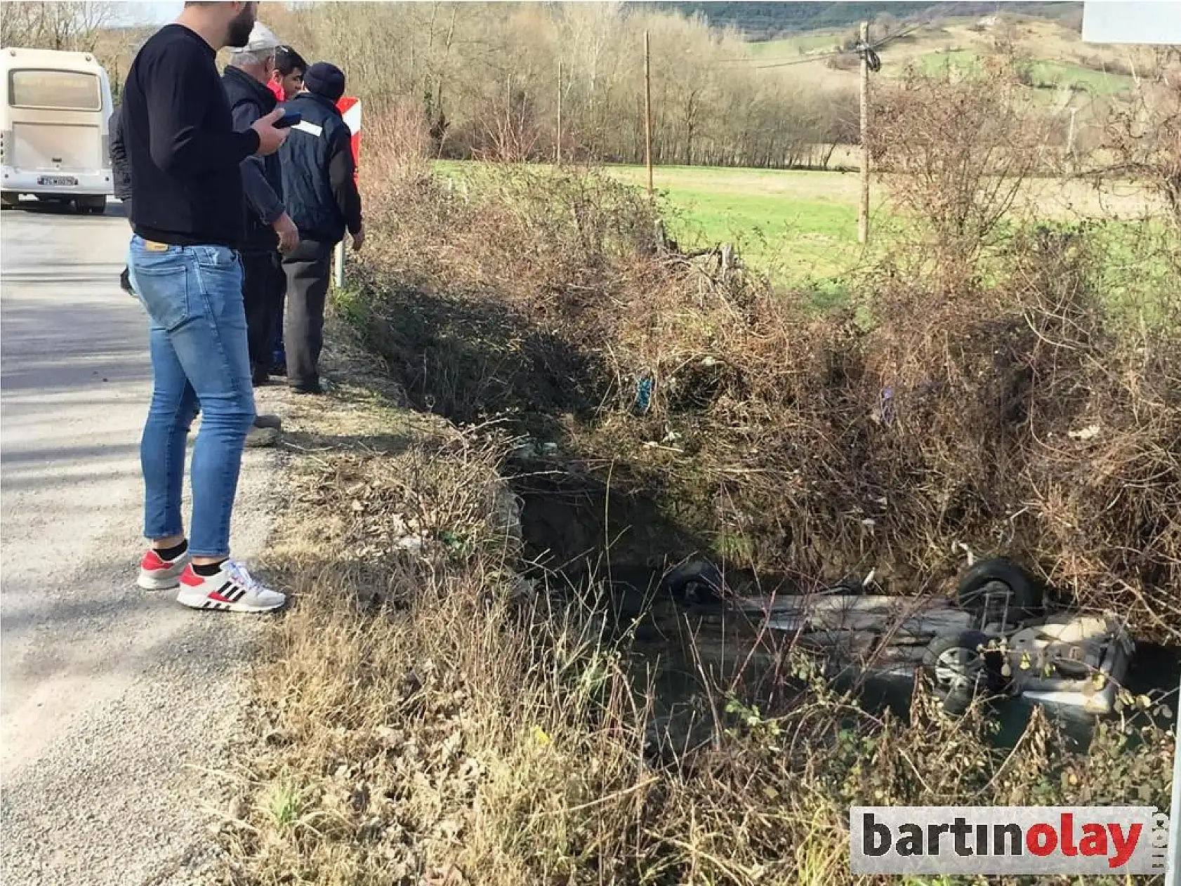 Dereye uçan otomobil suya gömüldü