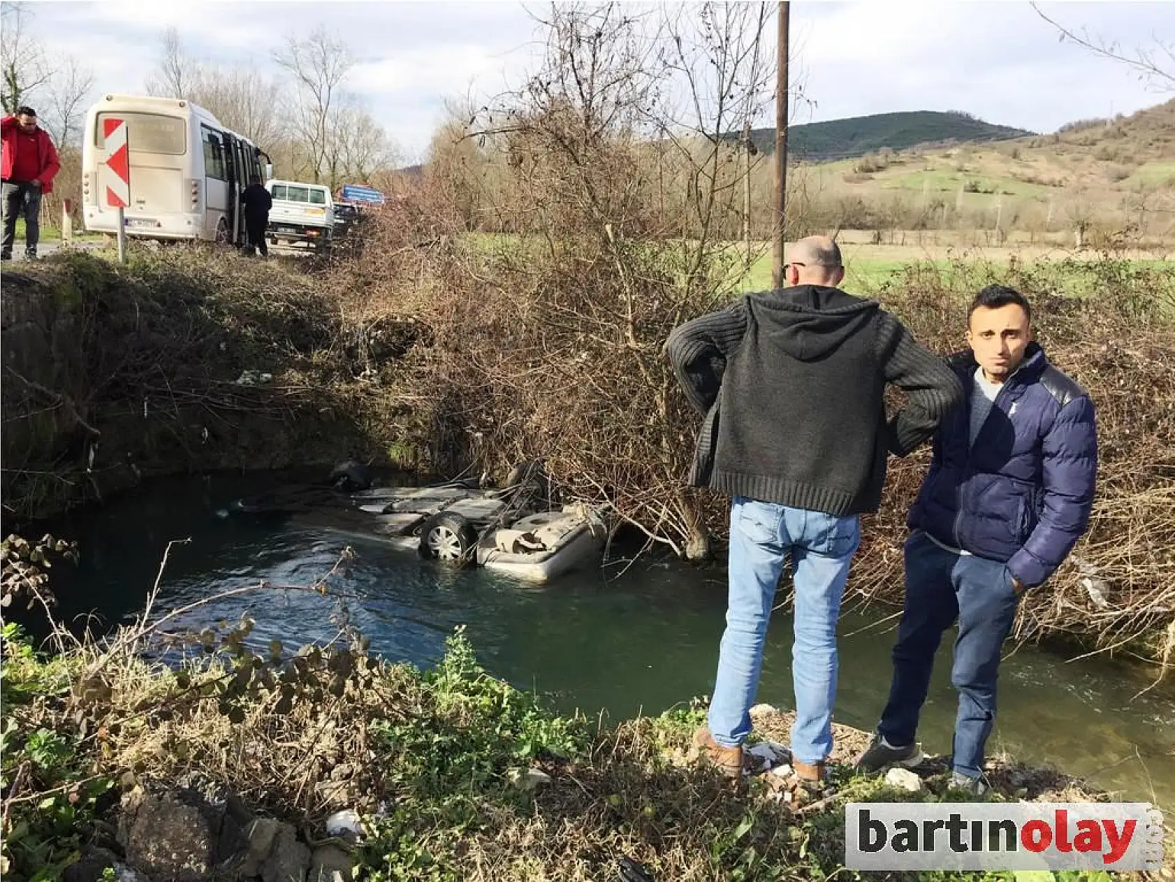 Dereye uçan otomobil suya gömüldü