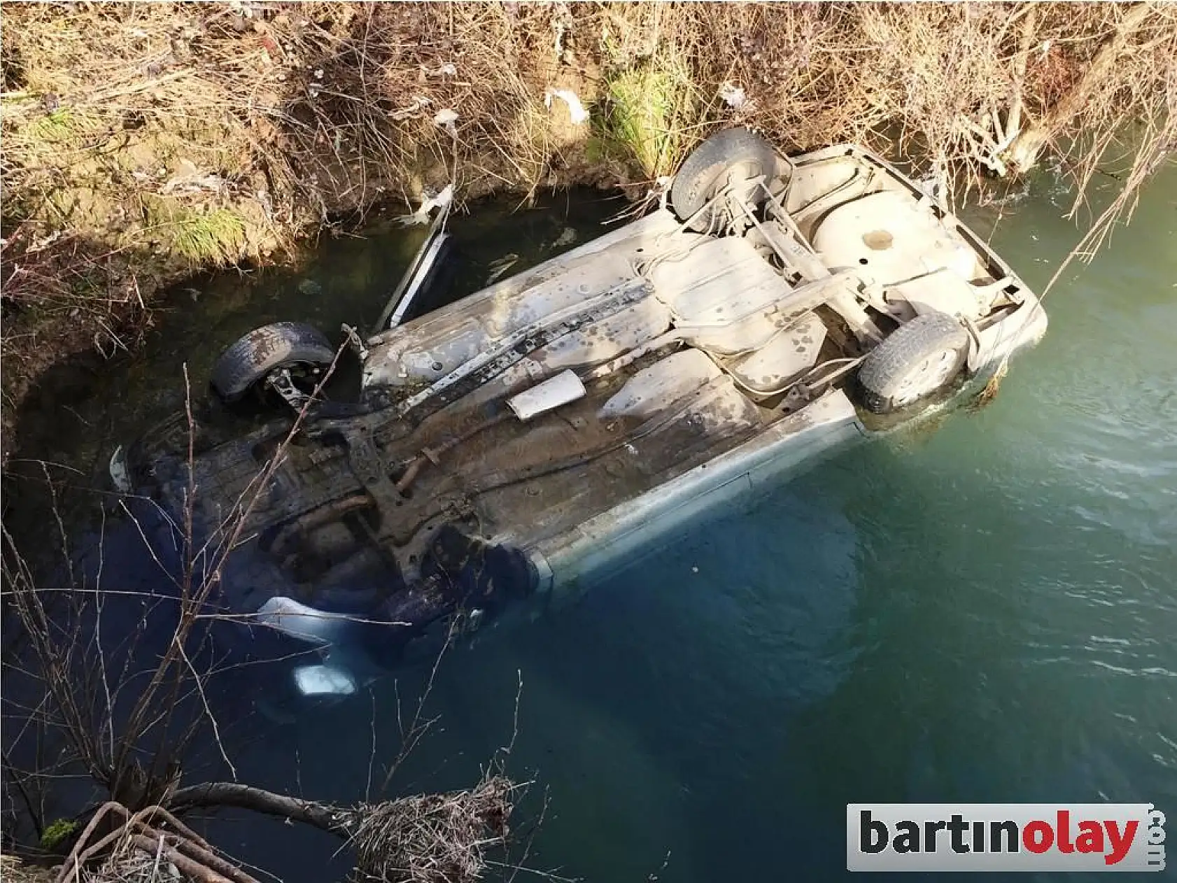Dereye uçan otomobil suya gömüldü
