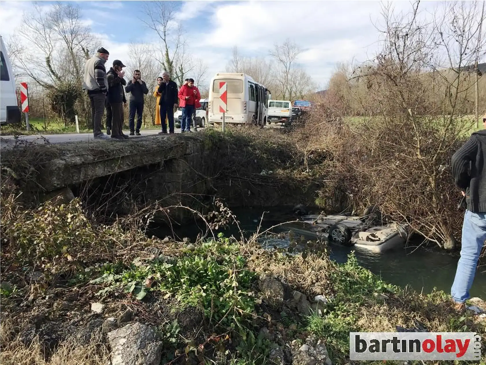 Dereye uçan otomobil suya gömüldü