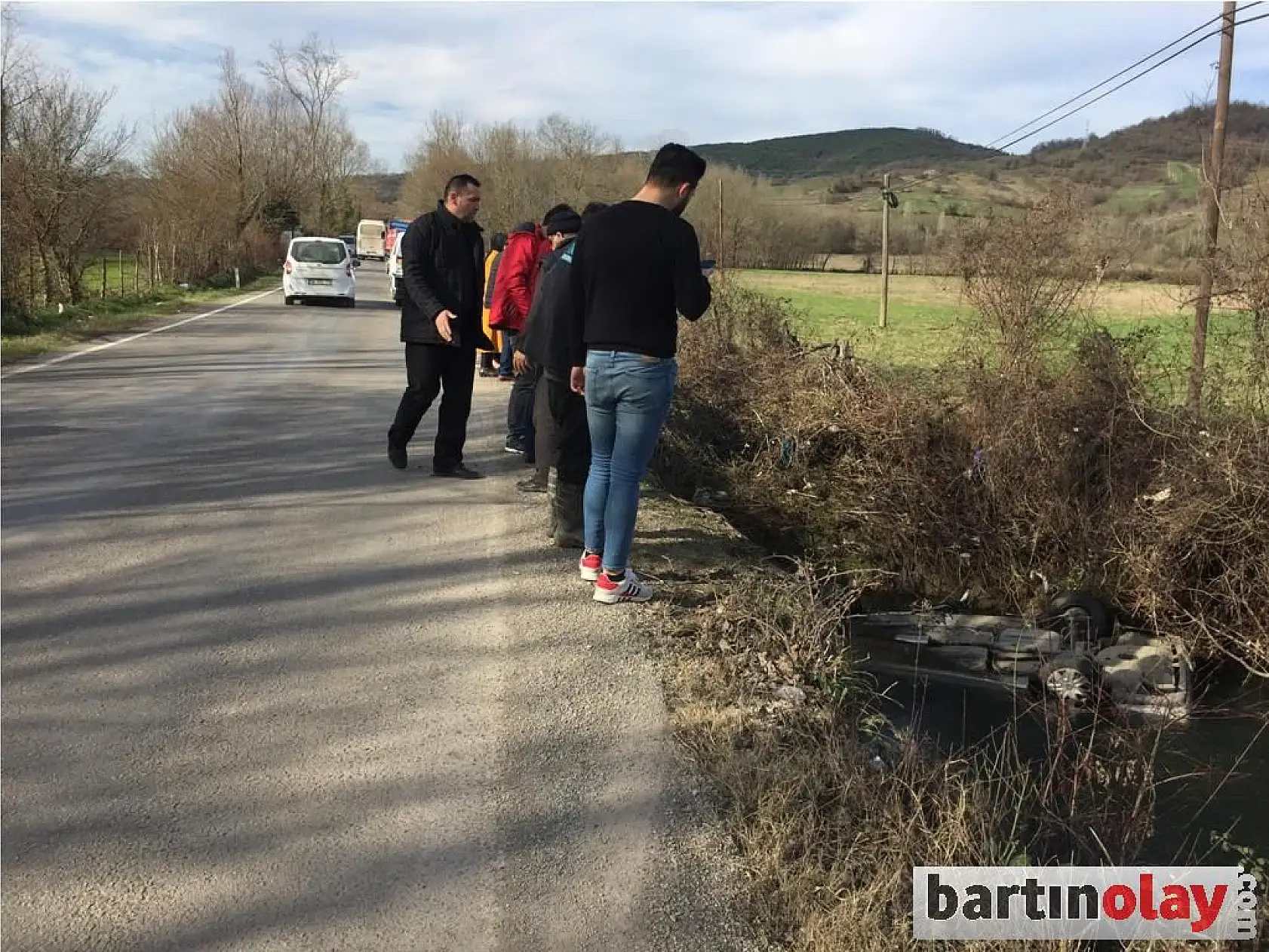 Dereye uçan otomobil suya gömüldü