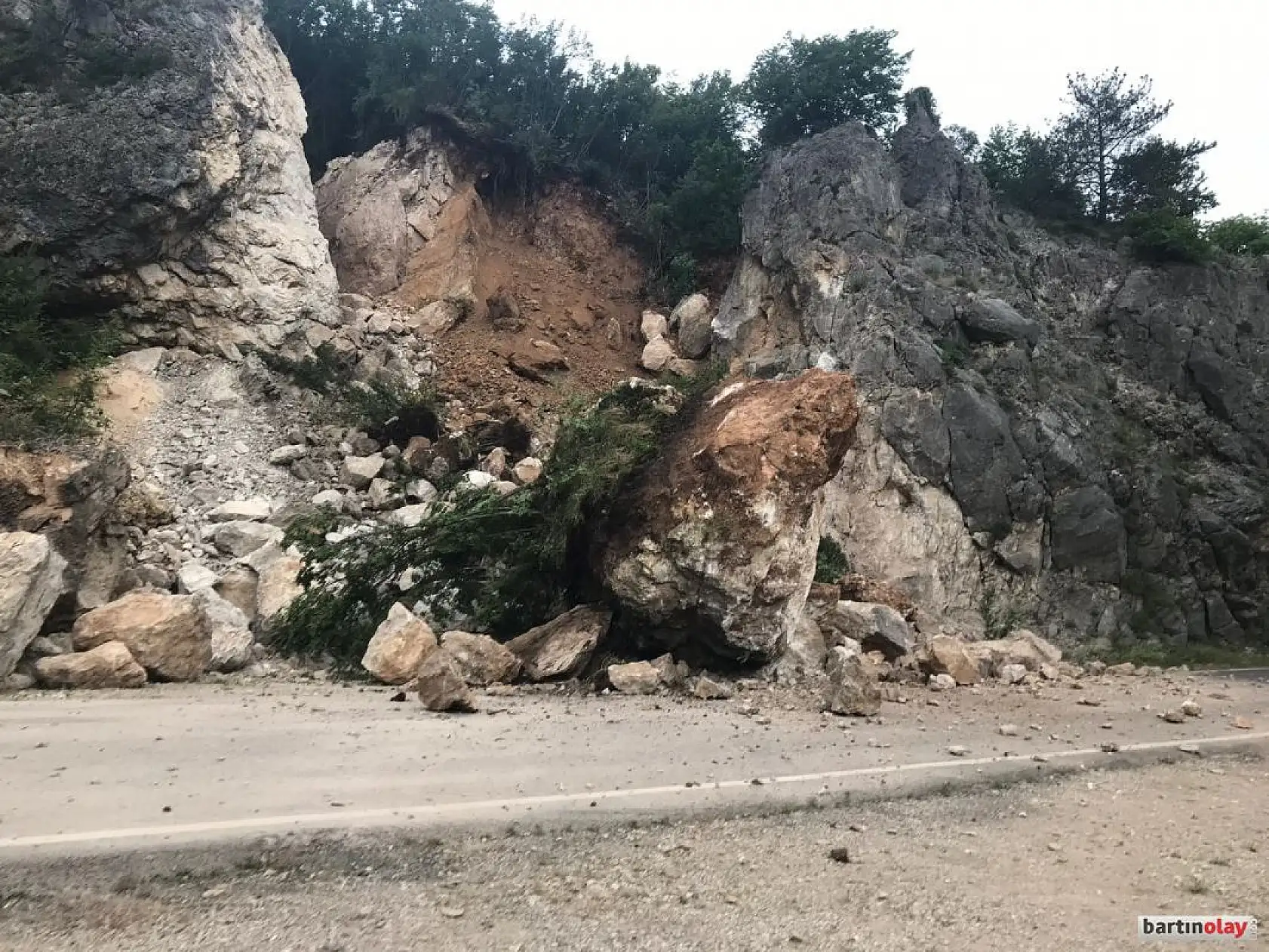 Dev kaya parçası yola düştü