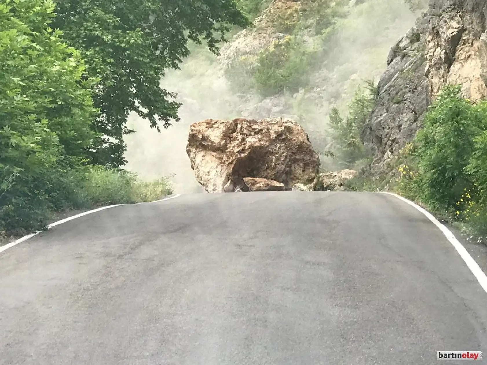 Dev kaya parçası yola düştü
