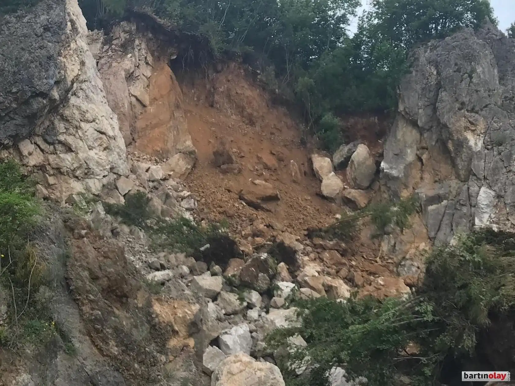 Dev kaya parçası yola düştü