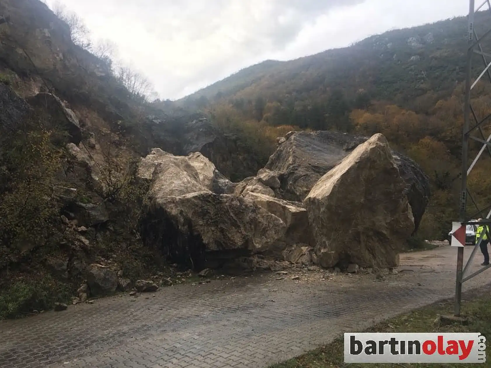 Dev kayalar yola düştü