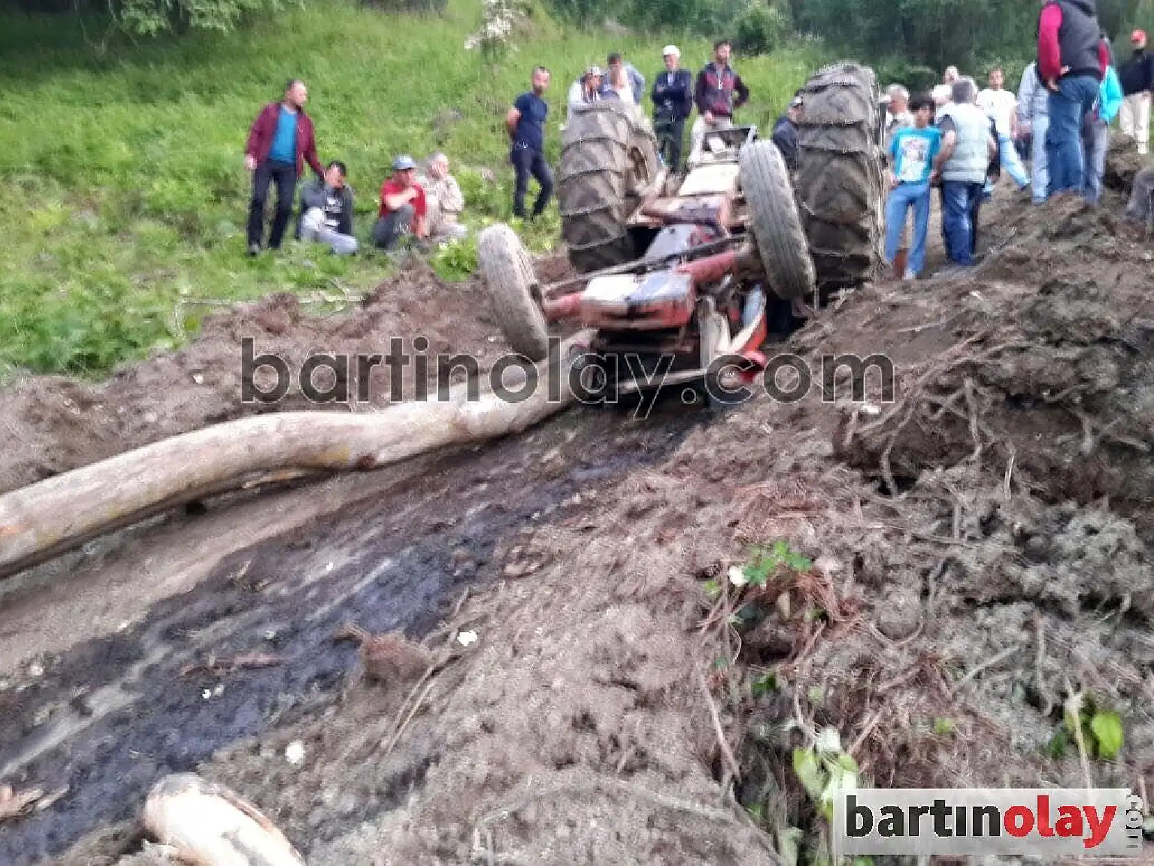 Devrilen traktörün altında can verdi