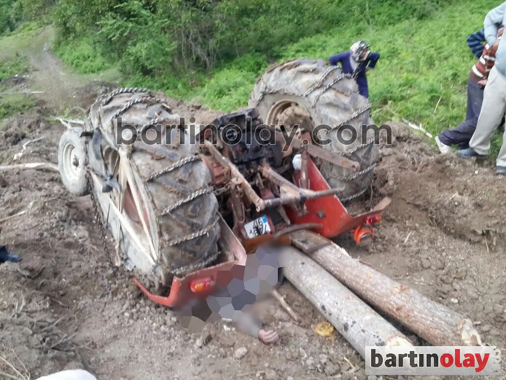 Devrilen traktörün altında can verdi