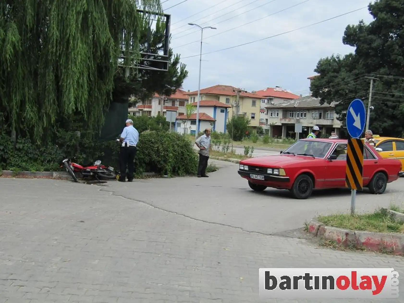 Motosiklet ile Otomobil Çarpıştı