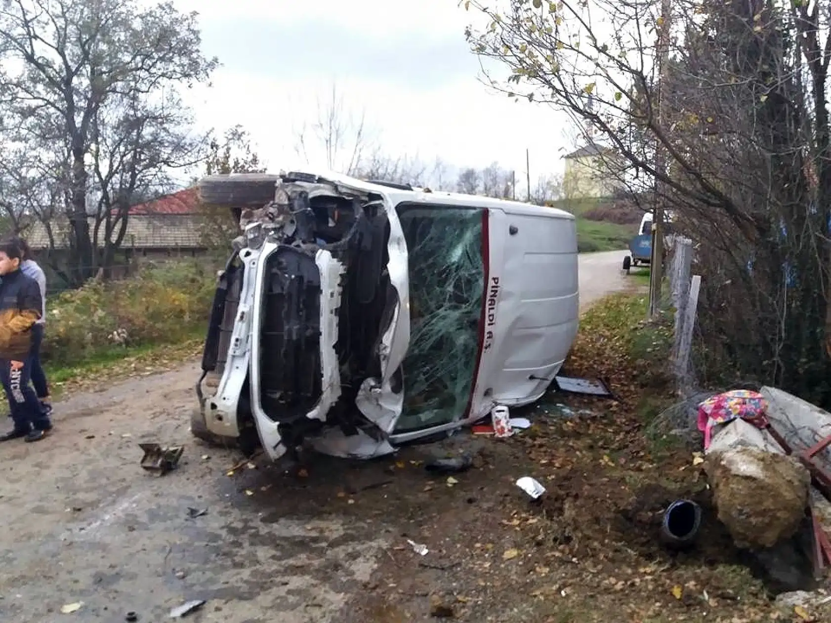 Direğe çarpan minibüs devrildi, 1 yaralı