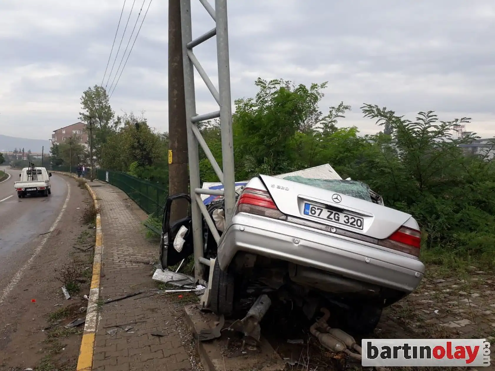 Direğe çarpan otomobil hurdaya döndü