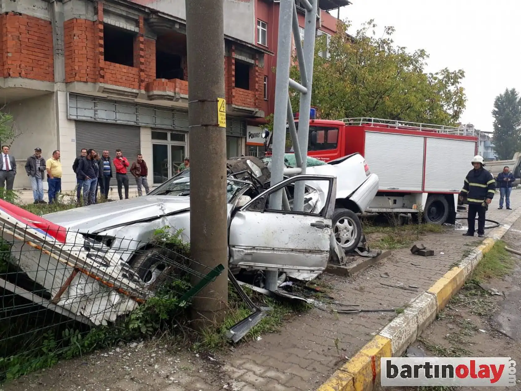 Direğe çarpan otomobil hurdaya döndü