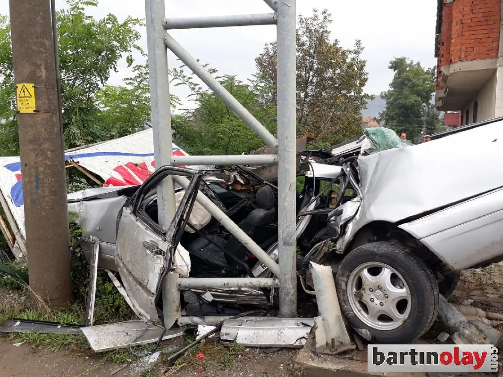 Direğe çarpan otomobil hurdaya döndü