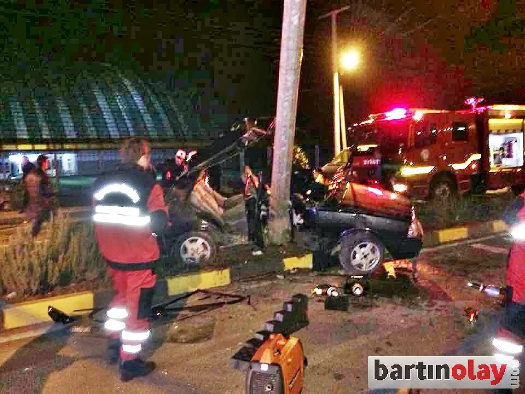 Direğe Çarpan Otomobil İkiye bölündü, 3 Yaralı