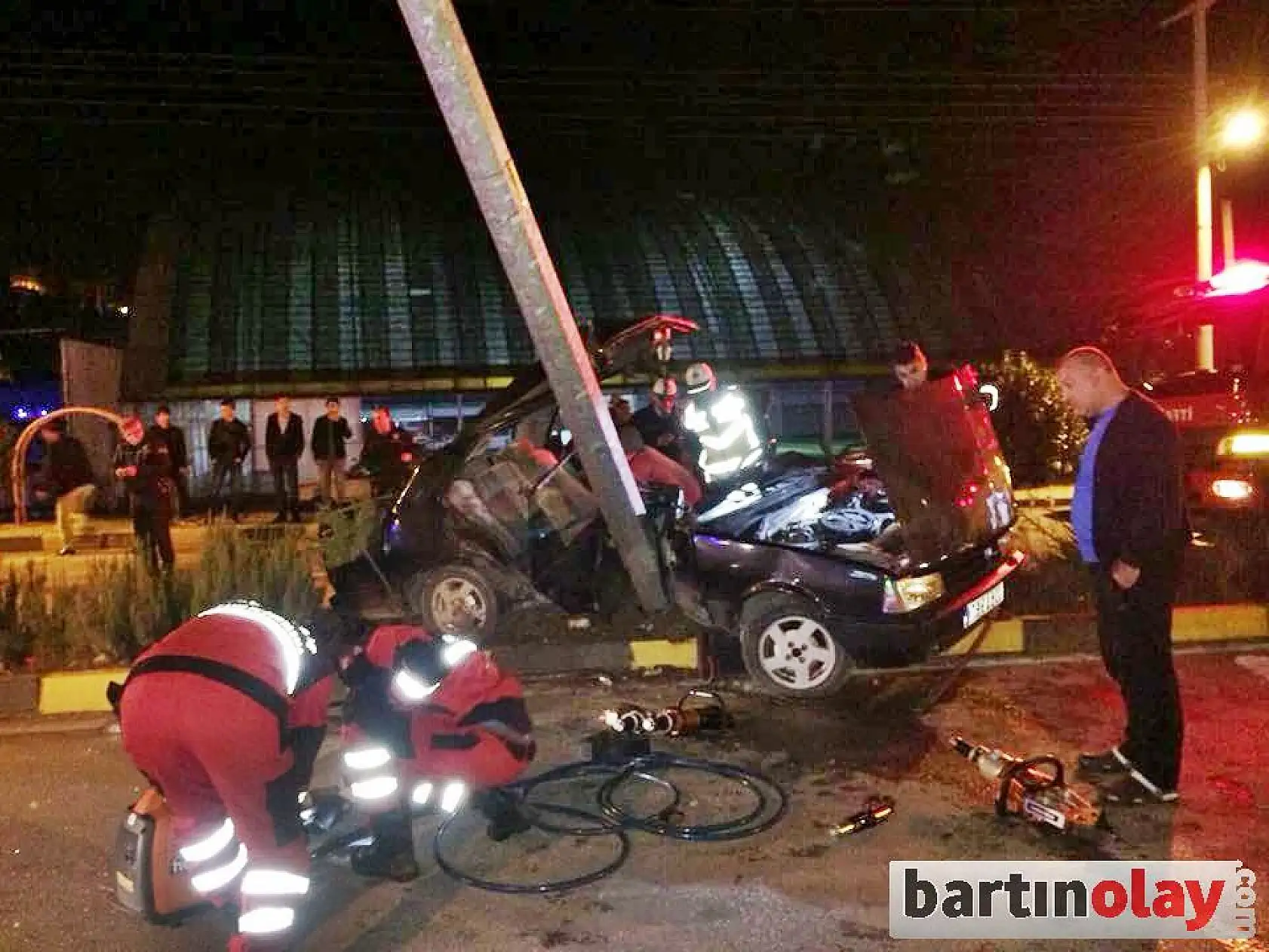 Direğe Çarpan Otomobil İkiye bölündü, 3 Yaralı