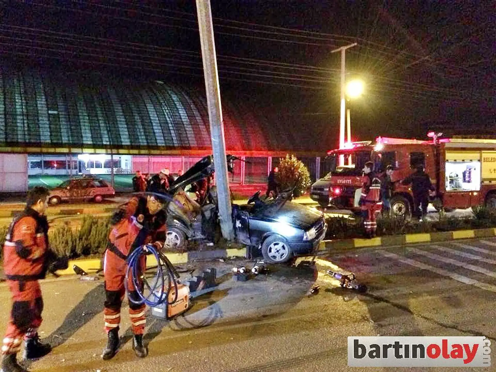 Direğe Çarpan Otomobil İkiye bölündü, 3 Yaralı